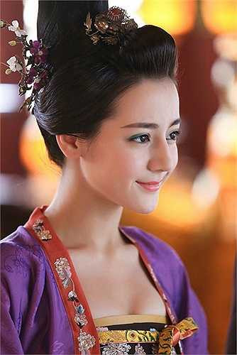 Địch Lệ Nhiệt Ba gây ấn tượng với nhiều bộ phim như Cổ kiếm kỳ đàm, Người tình kim cương, Chế tạo mỹ nhân, Kỳ duyên trong gió…