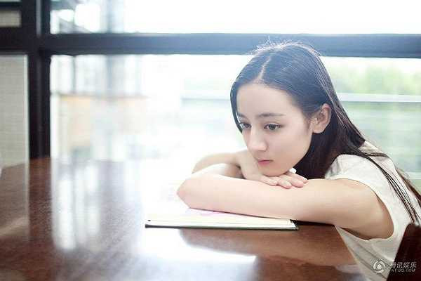 Vẻ đẹp lai tây của Địch Lệ Nhiệt Ba khiến fan 'chao đảo'.