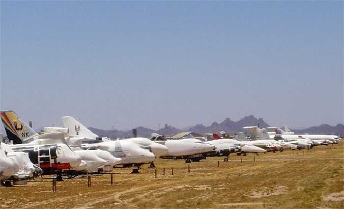 Khu nghĩa địa máy bay này là nơi nghỉ ngơi của khoảng 5.000 xác máy bay đã nghỉ hưu của Mỹ