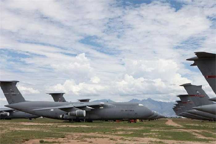 Những chiếc máy bay vận tải quân sự hạng nặng C-5A Galaxy của Không quân Mỹ