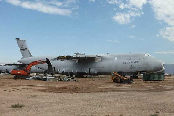 Một chiếc C-5A Galaxy bị hỏng hóc nghiêm trọng