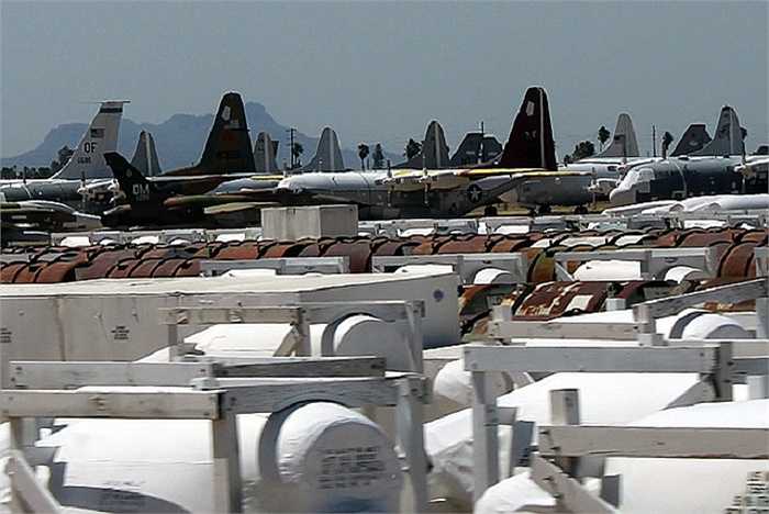 Phần động cơ còn lại của những chiếc máy bay đã hỏng