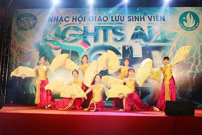 Ca sỹ Mạnh Quân, Thu An 'cháy' hết mình cùng sinh viên Phương Đông