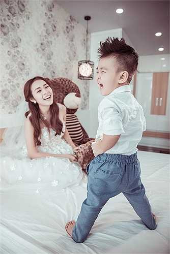 Cùng ngắm loạt ảnh cưới đáng yêu bên con trai của Diệp Bảo Ngọc: