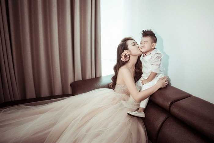 Minh Khang gần 3 tuổi, là kết quả của cuộc hôn nhân này.