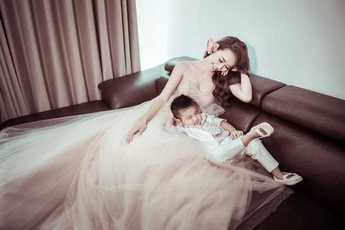 Diệp Bảo Ngọc tiết lộ, con trai cô nghịch ngợm, hiếu động nhưng sống tình cảm và cũng rất nghe lời mẹ.