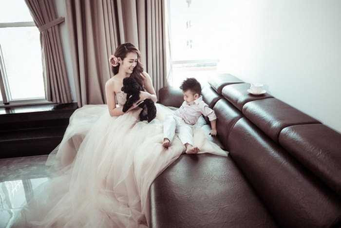 Đây cũng là dịp để Diệp Bảo Ngọc nhắc nhở mình trách nhiệm hơn với đời sống tinh thần của bé Kid, cô sắp xếp thời gian để cạnh con những khi rảnh rỗi và cùng bé vui đùa.