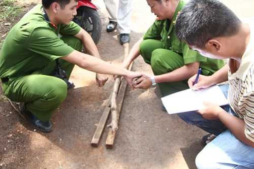 Lực lượng công an khám nghiệm hiện trường