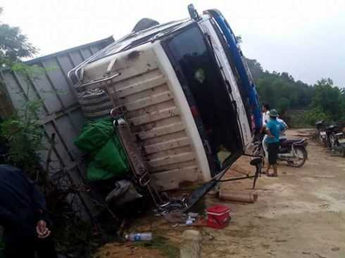 Xe tải chở lợn bị lật