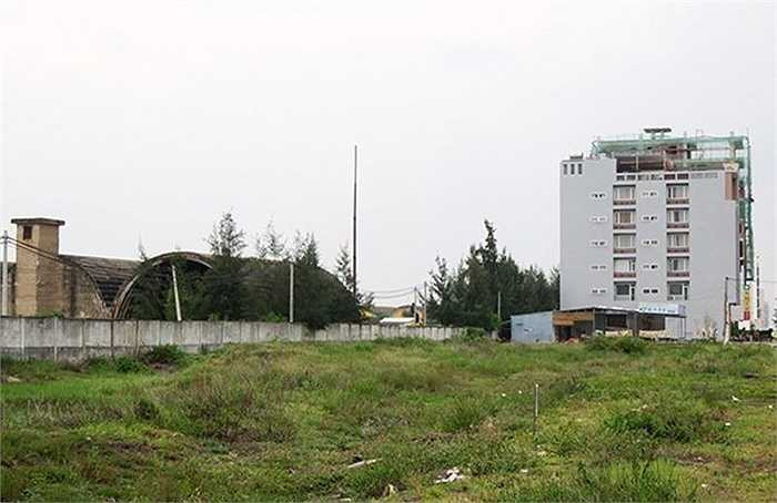 Trong đó, đáng chú ý nhất, phần lớn các nhà cao tầng nghi do người Trung Quốc giấu mặt làm chủ sở hữu chủ yếu tập trung trên tuyến đường Võ Nguyên Giáp, đoạn ngang qua sân bay Nước Mặn.