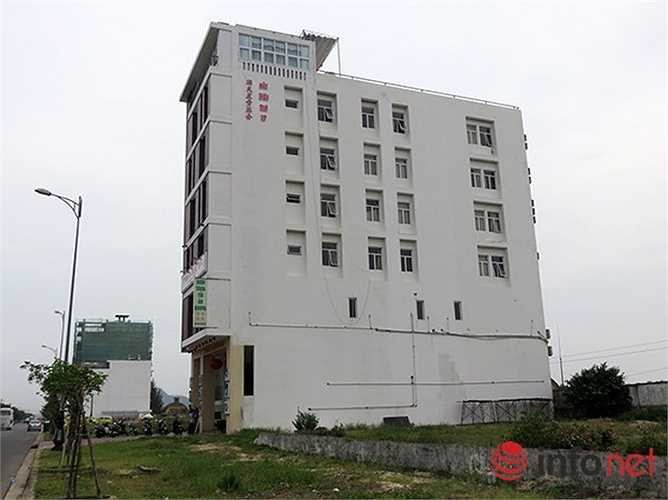 Một tòa nhà cao tầng nghi chủ sở hữu là người Trung Quốc, hiện có ghi chữ Trung Quốc và những ký tự lạ. 