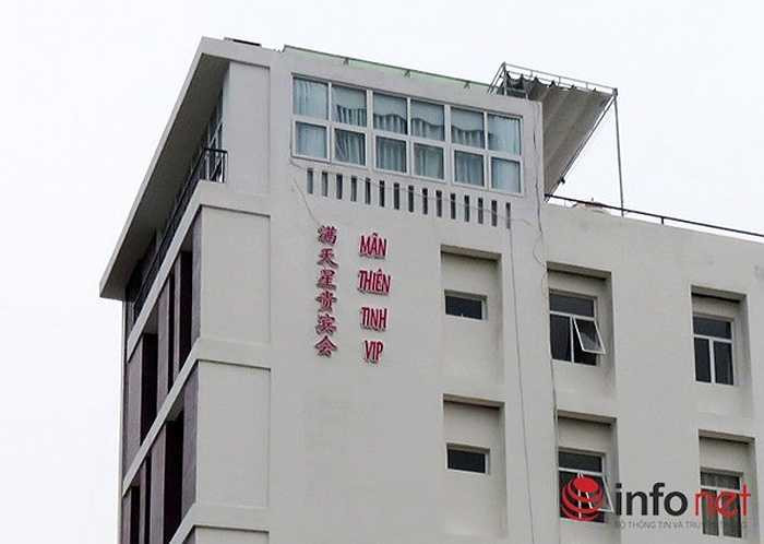 Một tòa nhà cao tầng nghi chủ sở hữu là người Trung Quốc, hiện có ghi chữ Trung Quốc và những ký tự lạ.