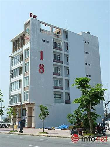 Các ngôi nhà này đều nằm trên tuyến đường Võ Nguyên Giáp, áp sát và nhòm ngó vào sân bay Nước Mặn. 