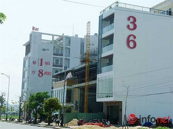 Một tòa nhà cao tầng nghi chủ sở hữu là người Trung Quốc, hiện có ghi chữ Trung Quốc và những ký tự lạ.