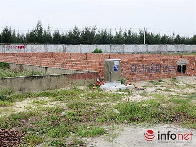 Bên cạnh những ngôi nhà cao tầng nghi chủ sở hữu là người Trung Quốc là hàng loạt khu đất nằm sát tường rào sân bay Nước Mặn đang được rao bán, cho thuê...