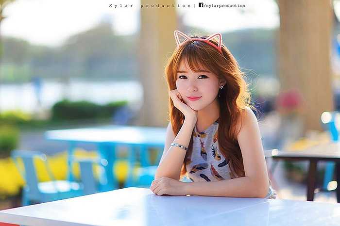 Nữ sinh xinh đẹp này là Ngô Thị Minh Duy, sinh ngày 15/1/1994. Bạn bè thường gọi cô với tên thân mật là Lucy Ngố.