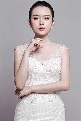 Cô bạn thường chọn cho mình những phong cách trẻ trung, năng động, nữ tính để thực hiện những bộ ảnh riêng của mình. 