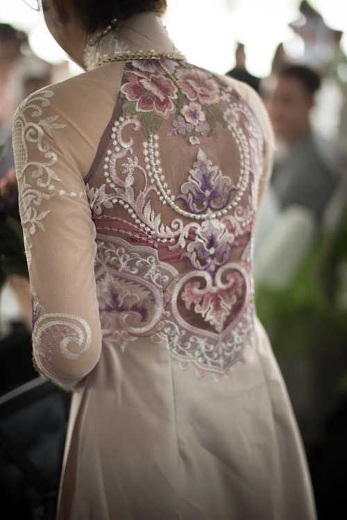 Phần lưng sexy của chiếc áo dài tôn nét hấp dẫn cho nữ diễn viên