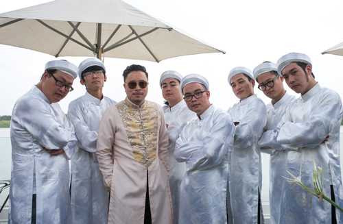 Áo dài của Victor Vũ cũng do NTK Anh Thư thực hiện