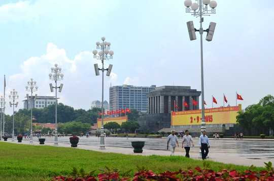 Tòa nhà số 8B Lê Trực cao hơn nhiều so với Lăng Bác Ảnh: NGUYỄN HƯỞNG