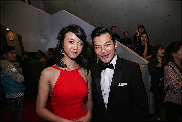 Đáng chú ý, khoảnh khắc Trần Bảo Sơn gặp gỡ, trò chuyện với Thang Duy – người đẹp phim 'Sắc giới' – một trong những kiều nữ nổi tiếng nhất của điện ảnh Hoa ngữ, vốn là nàng thơ của đạo diễn Trương Nghệ Mưu. Cặp đôi ngay lập tức nhận được sự săn đón của giới truyền thông. 