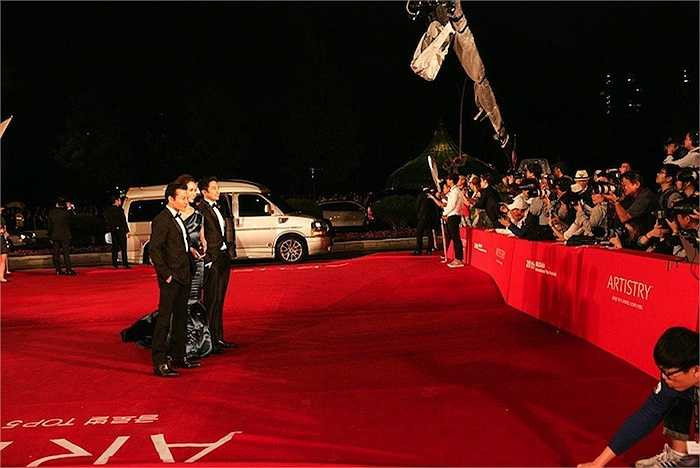 Trong sự kiện khai mạc LHP quốc tế Busan năm nay, diễn viên Trần Bảo Sơn xuất hiện nổi bật cùng gương mặt trẻ Vũ Ngọc Anh trên thảm đỏ. 