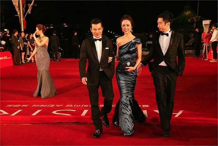 Vũ Ngọc Anh và Trần Bảo Sơn tình tứ 'tay trong tay'.