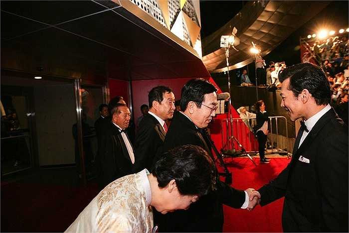 Cả hai được đại diện ban tổ chức đón tiếp nồng nhiệt. 