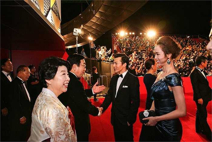 Cả hai được đại diện ban tổ chức đón tiếp nồng nhiệt. 