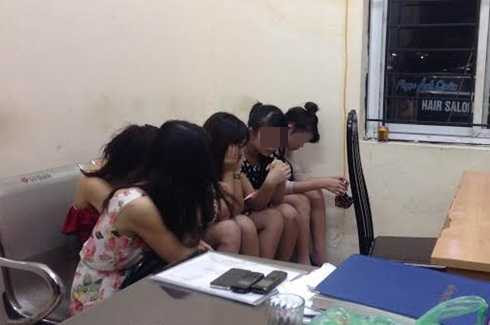 Thông thường, các chân dài được quái xế chở đến phục vụ tại các quán karaoke (Ảnh: MC)