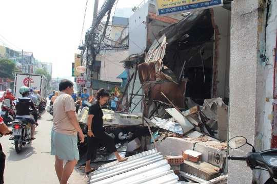 Xe rác ủi sập 3 nhà dân giữa Sài Gòn