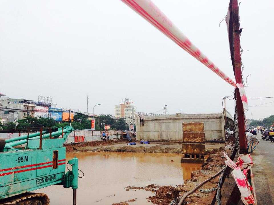 Băng qua cầu vượt xây dở ở thủ đô, một người chết thảm