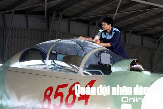 Những việc tưởng như rất nhỏ cũng được ngành kỹ thuật hàng không chấp hành nghiêm, như làm vệ sinh nắp buồng lái...