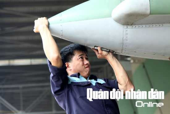 Lắp dù đuôi cho máy bay. Đây là loại dù có tác dụng giảm tốc sau khi máy bay hạ cánh