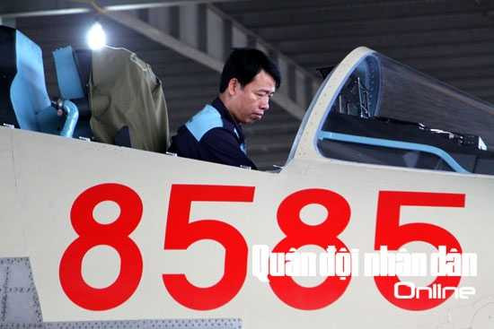 Thiếu tá Vũ Hữu Luận, đội trưởng kỹ thuật hàng không, kiểm tra thiết bị buồng lái máy bay