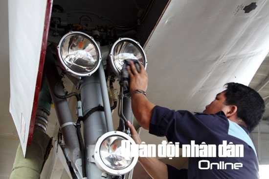 Kiểm tra hệ thống đèn càng trước...