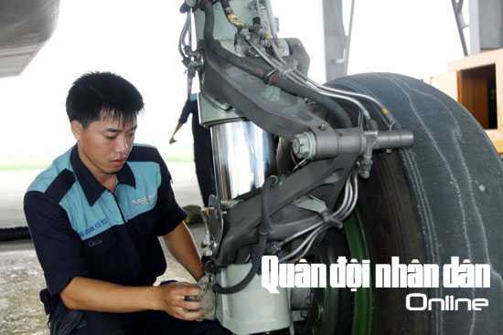 ...và kiểm tra, vệ sinh càng sau của SU-30MK2