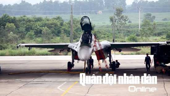 Công tác chuẩn bị bay luôn tuân thủ nghiêm ngặt theo quy định sử dụng kỹ thuật máy bay SU-30MK2