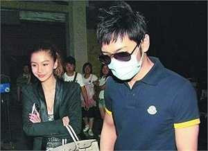 Cũng giai đoạn này, Huỳnh Hiểu Minh có bạn gái là Lý Phi Nhi. Angela Baby bị chính Phi Nhi tố cáo là người thứ ba, cố tình dụ dỗ Huỳnh Hiểu Minh bằng chuyện giường chiếu khiến tình cảm giữa hai người tan vỡ. Dư luận không giấu sự ác cảm với người đẹp sinh năm 1989.