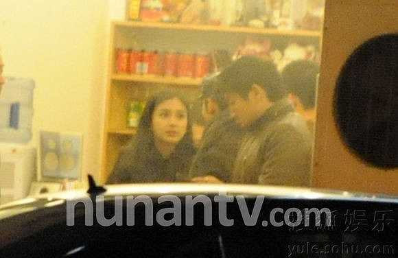 Cùng thời điểm, truyền thông Trung Quốc cáo buộc đôi tình nhân nổi tiếng là 'cặp sao thẩm mỹ'. Angela Baby liên tục bị tung bằng chứng gọt mặt, làm mắt, mũi, miệng để có nhan sắc như hiện nay. Huỳnh Hiểu Minh cũng bị cho đã độn cằm. Thời điểm đó, dư luận gần như công khai tẩy chay đôi uyên ương.