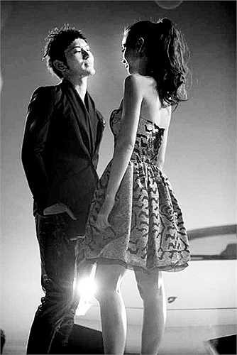 Cũng trong năm 2010, Huỳnh Hiểu Minh mời Angela góp mặt trong MV ca nhạc.