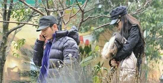 Chuyện tình cảm của họ ồn ào hơn khi Angela bị bắt gặp đến thăm phim trường Tô Khất Nhi vào tháng 8/2010 thăm bạn trai.