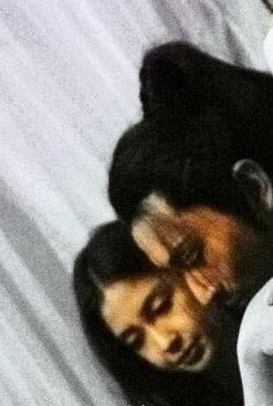 Hình ảnh thân mật của họ trong hậu trường bị phát tán. Tuy nhiên, cả hai vẫn không thừa nhận chuyện yêu đương.