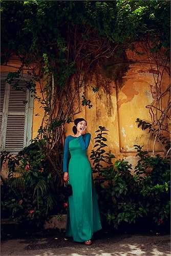 Vốn vừa là bạn thân, vừa là nàng thơ của nhà thiết kế áo dài Lê Thanh Phương, Hồng Ánh đã thể hiện trọn vẹn tâm hồn của những chiếc áo mà nhà thiết kế gửi gắm