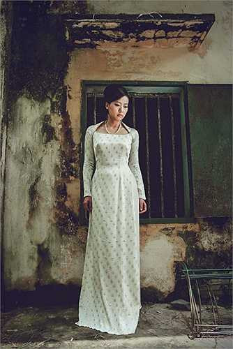 Tuy cổ điển, mang hơi hướng của những thiét kế áo dài thập niên 60-70 nhưng các thiét kế của Lê Thanh Phương vẫn rất hiện đại, phù hợp với người phụ nữ Sài Gòn năng động ngày hôm nay. 