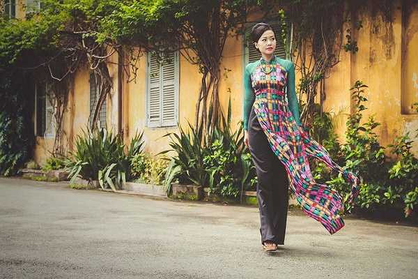 Đặc biệt, Lê Thanh Phương luôn chú trọng sử dụng vải lụa và tơ tằm cao cấp trong các thiết kế của mình để áo dài luôn bay bổng, nhẹ nhàng theo từng bước chuyển động của người mặc.