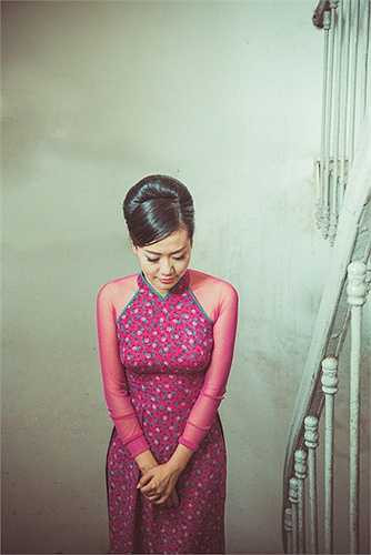 Trong những shoot hình thời trang, Hồng Ánh như đang kể câu chuyện về một cô gái Sài Gòn mơ mộng, kiêu sa, đài các nơi những góc phố, đường xưa thân thuộc. 