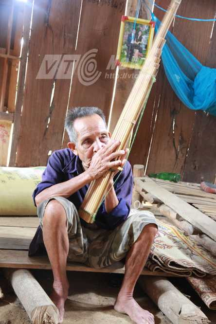 Ông Pỉn thổi kèn cho PV nghe Ông Pỉn thổi kèn cho PV nghe