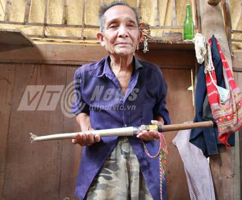 Thầy cúng Lò Văn Pỉn và thanh kiếm ma ám trong tay Thầy cúng Lò Văn Pỉn và thanh kiếm ma ám trong tay