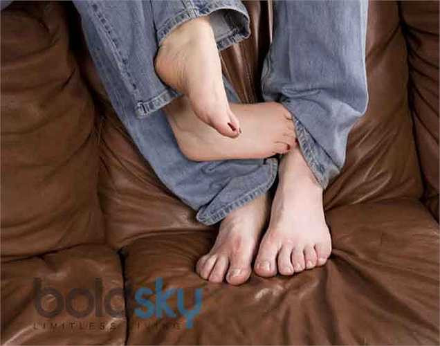 Nếu ngón chân không có lông: Chân sáng bóng và không có lông ở ngón chân hoặc chân có thể là rắc rối. Các chuyên gia nói rằng nó là một dấu hiệu của bệnh mạch máu ngoại biên.